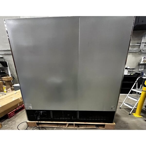 Scratch and Dent Avantco SS-3R-HC 81 5/16" Stainless Steel Solid Door Reach-In Refrigerator