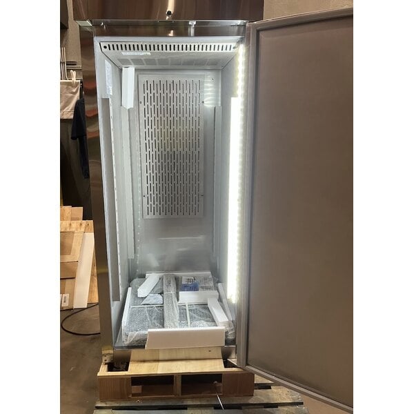 Scratch and Dent Avantco Z1-F-HC 29" Solid Door Stainless Steel Reach-In Freezer