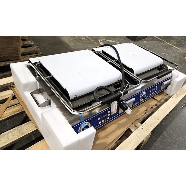 Scratch and Dent Globe GSGDUE14D Deluxe Double Sandwich Grill with Smooth Plates - Dual 14" x 14" Cooking Surfaces - 208/240V, 7200W