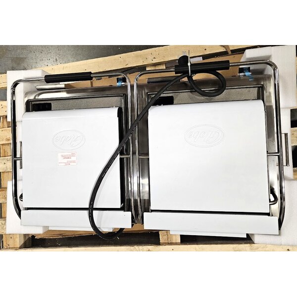 Scratch and Dent Globe GSGDUE14D Deluxe Double Sandwich Grill with Smooth Plates - Dual 14" x 14" Cooking Surfaces - 208/240V, 7200W