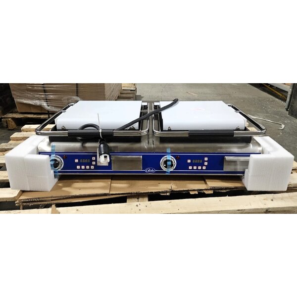 Scratch and Dent Globe GSGDUE14D Deluxe Double Sandwich Grill with Smooth Plates - Dual 14" x 14" Cooking Surfaces - 208/240V, 7200W