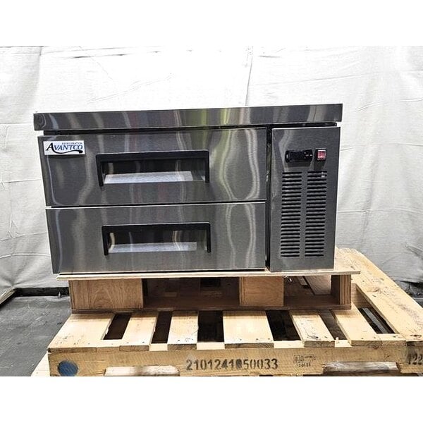 Scratch and Dent Avantco CBE-36-HC 36" 2 Drawer Refrigerated Chef Base