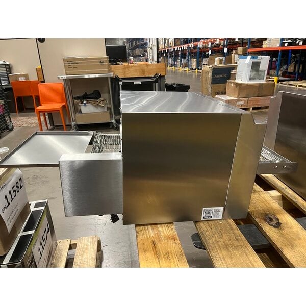 Scratch and Dent Avantco Equipment 177CNVROV14D Countertop Ventless Radiant Electric Conveyor Oven with 14" Wide Belt - 240V, 3,600W