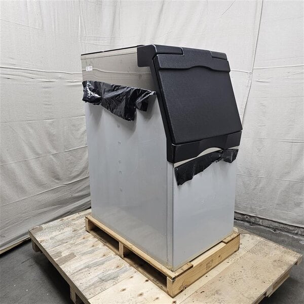 Scratch and Dent Avantco Ice BIN40022 22" Ice Storage Bin with Metallic Alloy Exterior - 383 lb.