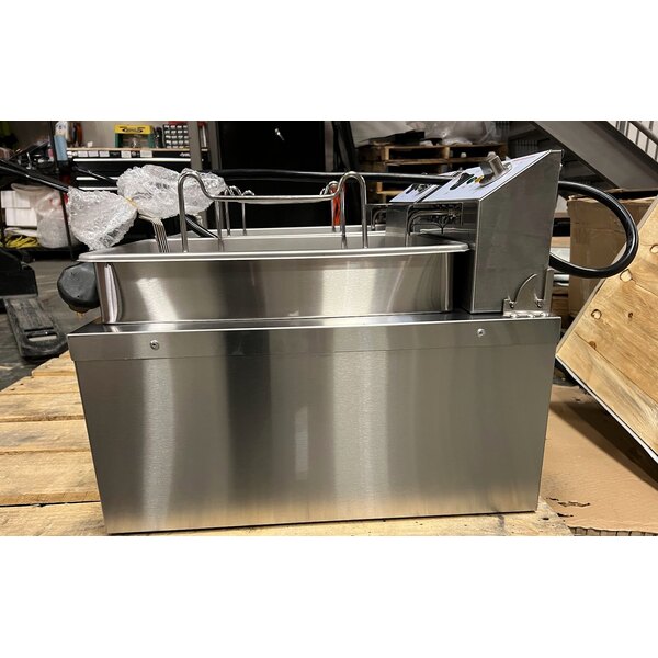 Scratch and Dent Cooking Performance Group EF302 30 lb. Dual Tank Heavy-Duty Electric Countertop Fryer - 208/240V, 8400/11,000W
