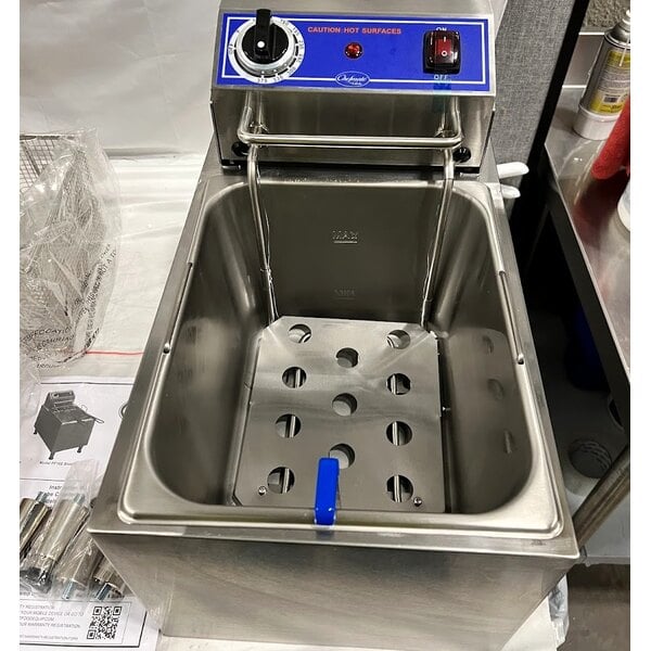 Scratch and Dent Globe PF16E 16 lb. Electric Countertop Fryer