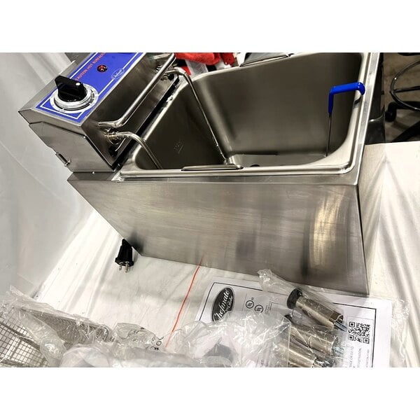 Scratch and Dent Globe PF16E 16 lb. Electric Countertop Fryer