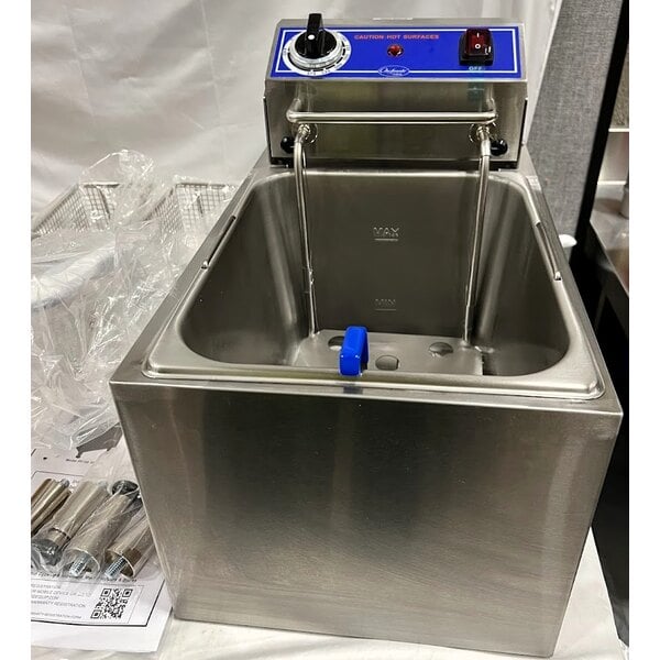 Scratch and Dent Globe PF16E 16 lb. Electric Countertop Fryer