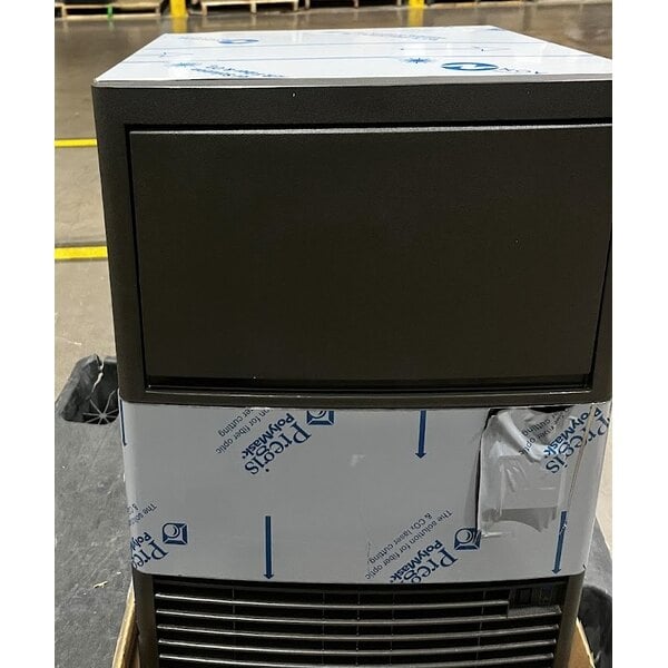 Scratch and Dent Manitowoc UDP-0065A NEO 19 11/16" Air Cooled Undercounter Dice Cube Ice Machine with 31 lb. Bin - 115V, 62 lb.