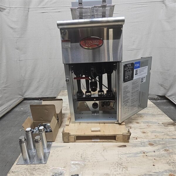 Scratch and Dent Avantco FF50 Liquid Propane 50 lb. Stainless Steel Floor Fryer - 120,000 BTU