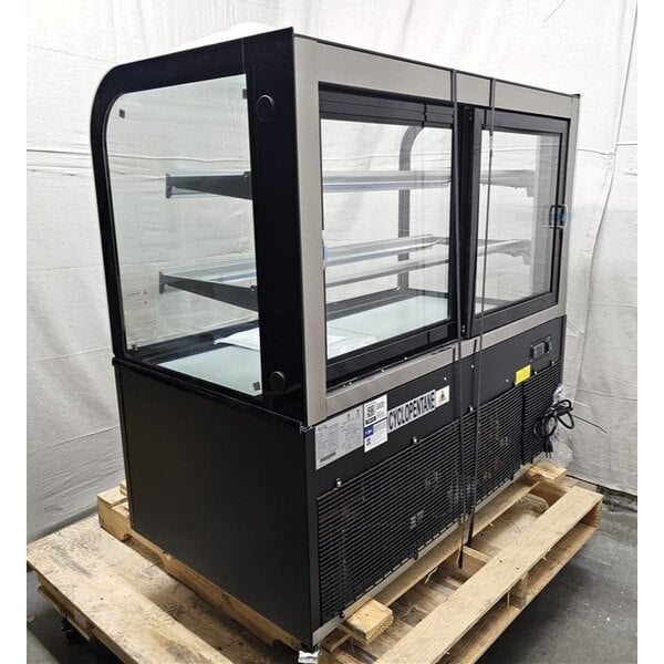 Scratch and Dent Avantco BC-48-HC 48" Curved Glass Black Refrigerated Bakery Display Case