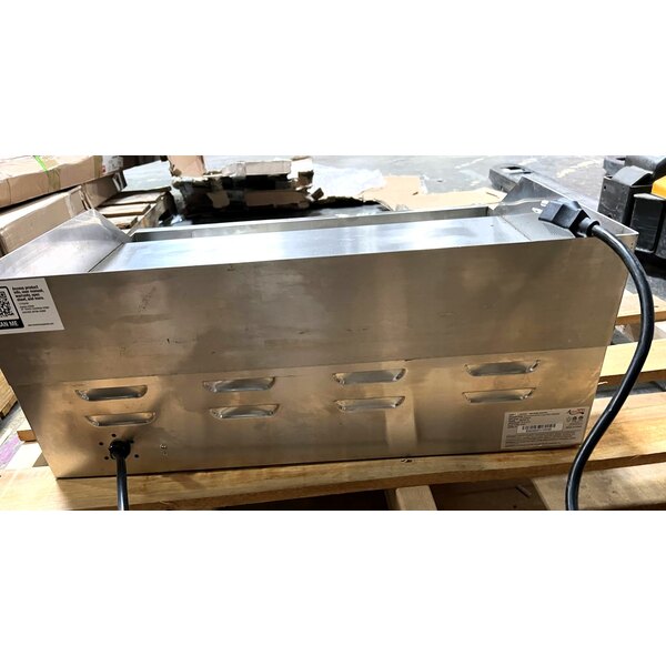Scratch and Dent Avantco EG24N 24" Electric Countertop Griddle - 208/240V, 2675W-3560W