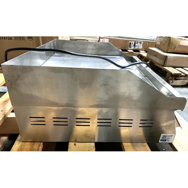 Scratch and Dent Avantco EG24N 24" Electric Countertop Griddle - 208/240V, 2675W-3560W