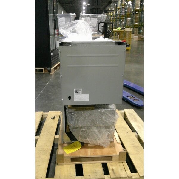 Scratch and Dent Avantco FF40 Liquid Propane 40 lb. Stainless Steel Floor Fryer - 90,000 BTU