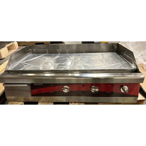 Scratch and Dent Avantco EG30N 30" Electric Countertop Griddle - 208/240V, 3375W-4500W
