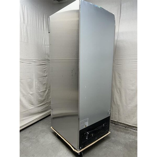 Scratch and Dent Avantco A-23R-HC 29" Solid Door Reach-In Refrigerator