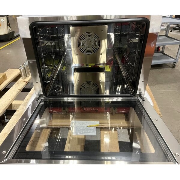 Scratch and Dent Avantco CO-28M Half Size Countertop Convection Oven, 2.3 cu. ft. - 208/240V, 2100/2800W