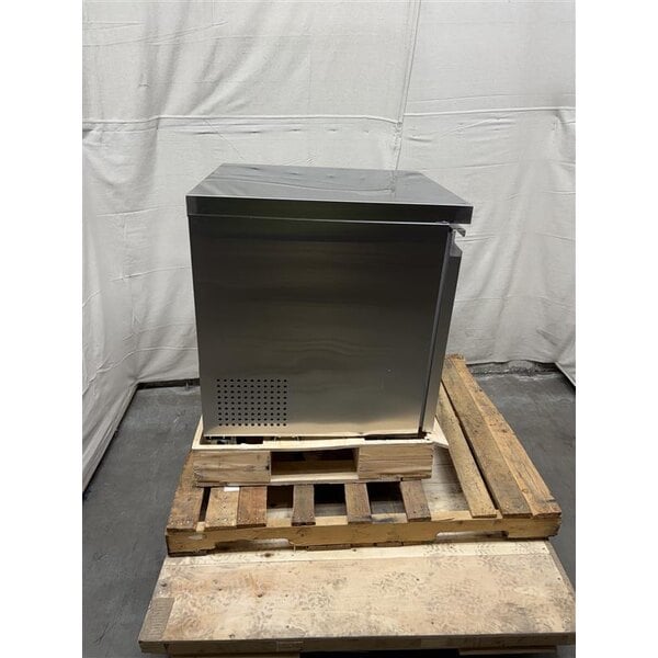 Scratch and Dent Avantco SS-UC-27R-HC 27" Undercounter Refrigerator