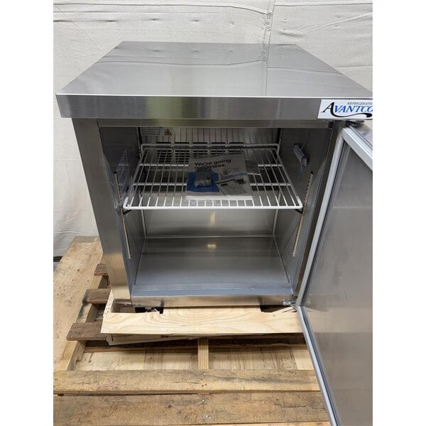 Scratch and Dent Avantco SS-UC-27R-HC 27" Undercounter Refrigerator