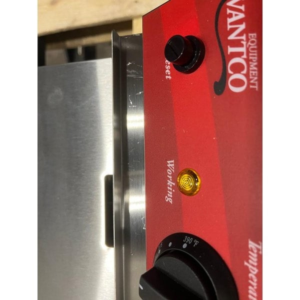 Scratch and Dent Avantco F202 30 lb. Dual Tank Medium-Duty Electric Countertop Fryer - 208-240V, 5400/7200W