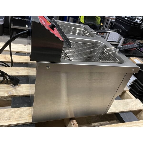 Scratch and Dent Avantco F202 30 lb. Dual Tank Medium-Duty Electric Countertop Fryer - 208-240V, 5400/7200W