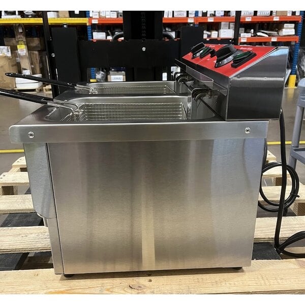 Scratch and Dent Avantco F202 30 lb. Dual Tank Medium-Duty Electric Countertop Fryer - 208-240V, 5400/7200W
