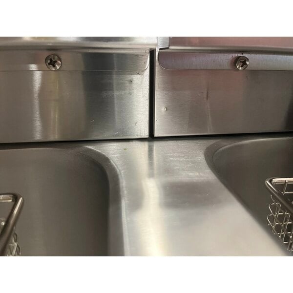 Scratch and Dent Avantco F202 30 lb. Dual Tank Medium-Duty Electric Countertop Fryer - 208-240V, 5400/7200W