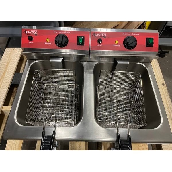 Scratch and Dent Avantco F202 30 lb. Dual Tank Medium-Duty Electric Countertop Fryer - 208-240V, 5400/7200W