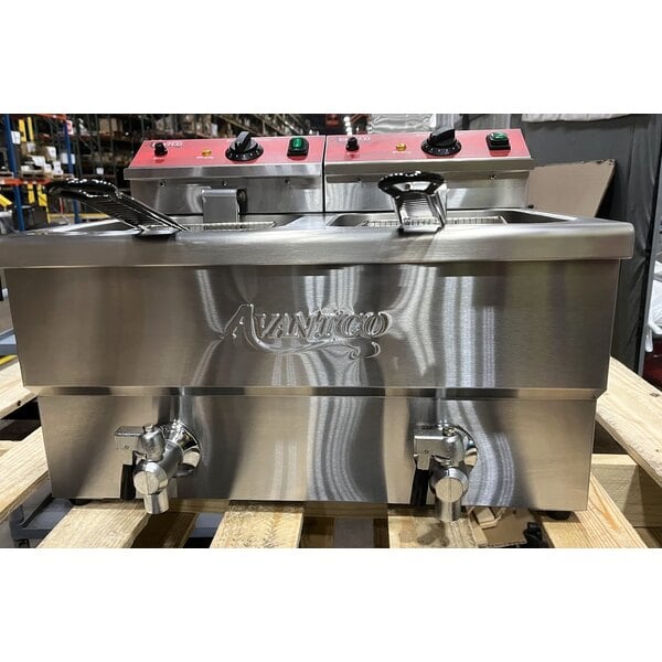 Scratch and Dent Avantco F202 30 lb. Dual Tank Medium-Duty Electric Countertop Fryer - 208-240V, 5400/7200W