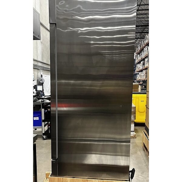 Scratch and Dent Avantco A-23R-HC 29" Solid Door Reach-In Refrigerator