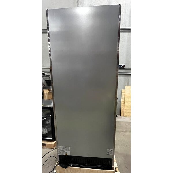 Scratch and Dent Avantco A-23R-HC 29" Solid Door Reach-In Refrigerator