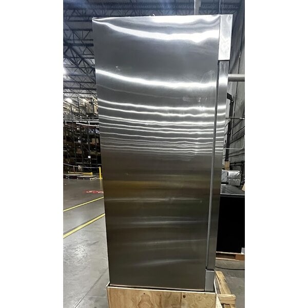 Scratch and Dent Avantco A-23R-HC 29" Solid Door Reach-In Refrigerator