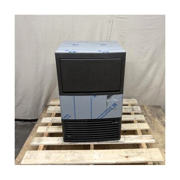 Scratch and Dent Manitowoc UDP-0065A NEO 19 11/16" Air Cooled Undercounter Dice Cube Ice Machine with 31 lb. Bin - 115V, 62 lb.