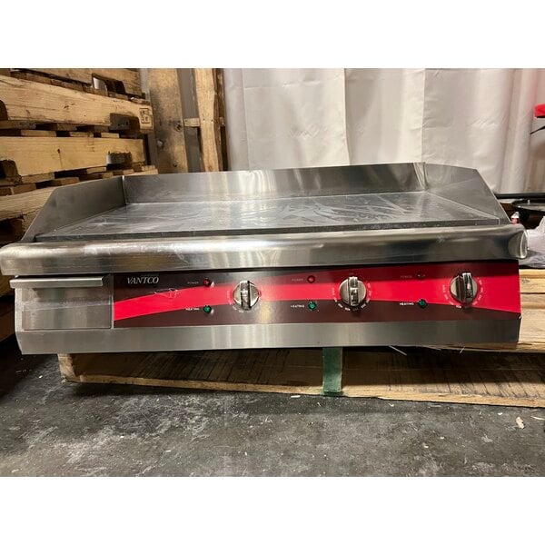 Scratch and Dent Avantco EG30N 30" Electric Countertop Griddle - 208/240V, 3375W-4500W