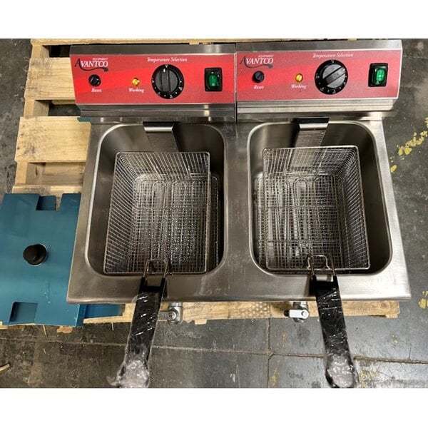 Scratch and Dent Avantco F202 30 lb. Dual Tank Medium-Duty Electric Countertop Fryer - 208-240V, 5400/7200W