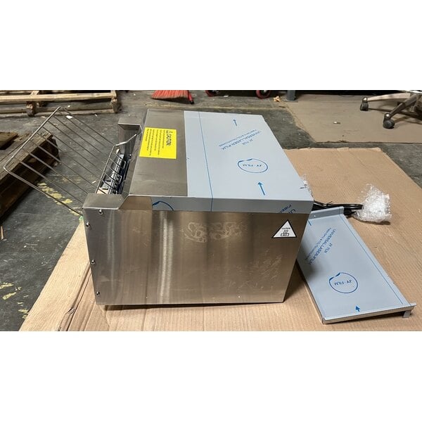 Scratch and Dent Avantco T3600B Commercial 14 1/2" Wide Conveyor Toaster with 3" Opening - 208V, 3600W, 1200 Slices per Hour