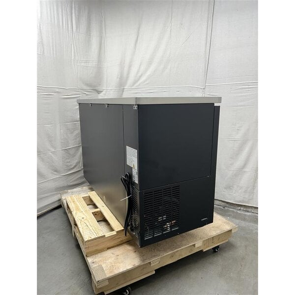 Scratch and Dent Avantco UDD-60-HC (2) Double Tap Kegerator Beer Dispenser - Black, (2) 1/2 Keg Capacity