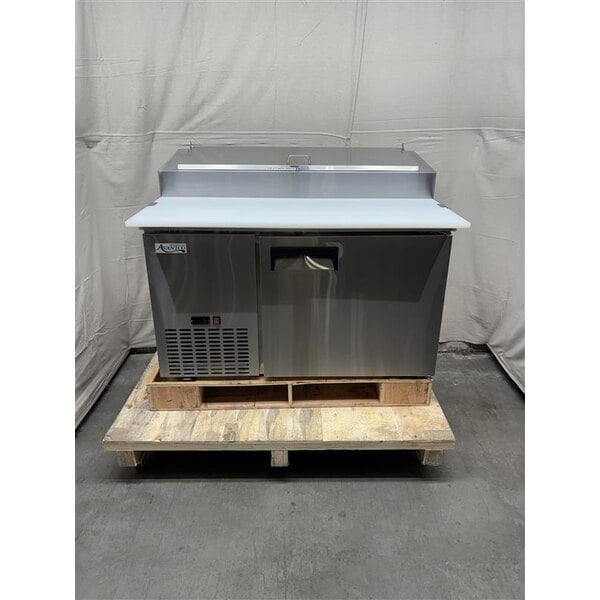 Scratch and Dent Avantco APPT-49-HC 50" 1 Door Refrigerated Pizza Prep Table