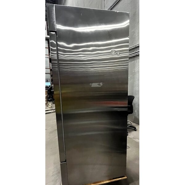 Scratch and Dent Avantco A-23F-HC 29" Solid Door Reach-In Freezer