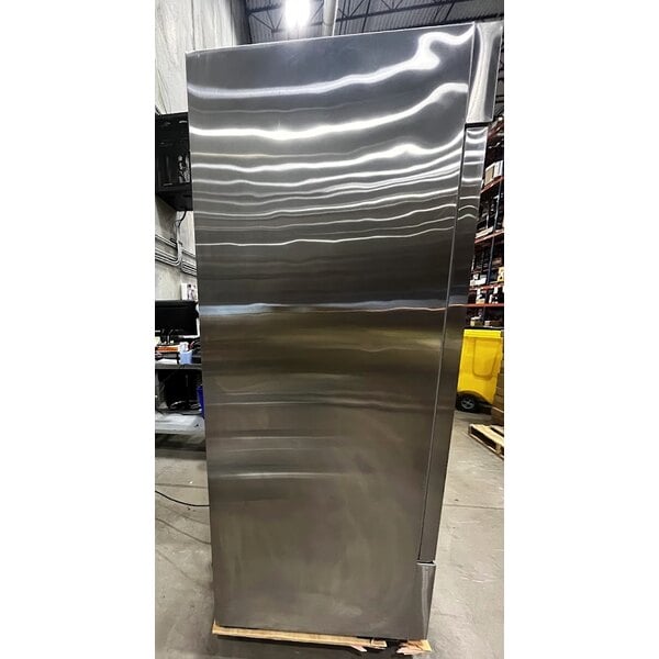 Scratch and Dent Avantco A-23F-HC 29" Solid Door Reach-In Freezer