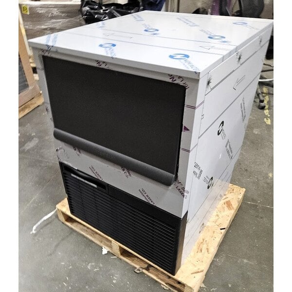 Scratch and Dent Hoshizaki KM-161BWJ 24" Water Cooled Undercounter Crescent Cube Ice Machine with 78 lb. Bin - 115V, 153 lb.