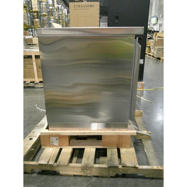 Scratch and Dent Avantco ZUC-27R-HC 27" Front Breathing Undercounter Refrigerator