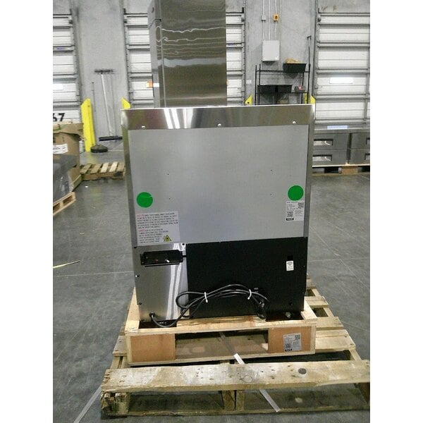 Scratch and Dent Avantco ZUC-27R-HC 27" Front Breathing Undercounter Refrigerator