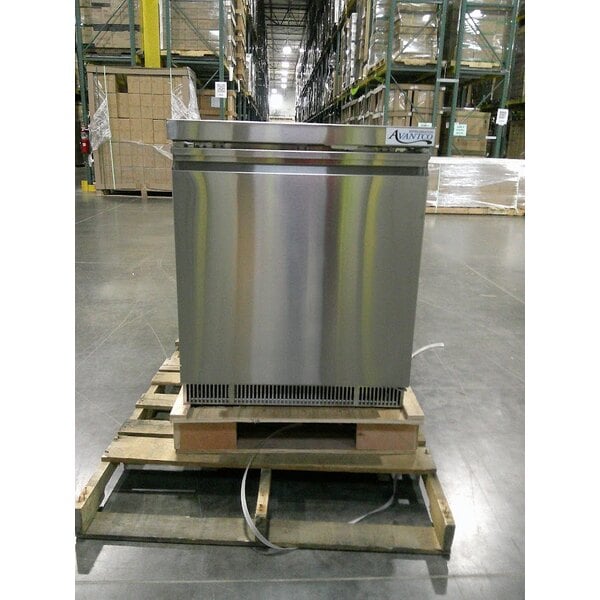 Scratch and Dent Avantco ZUC-27R-HC 27" Front Breathing Undercounter Refrigerator
