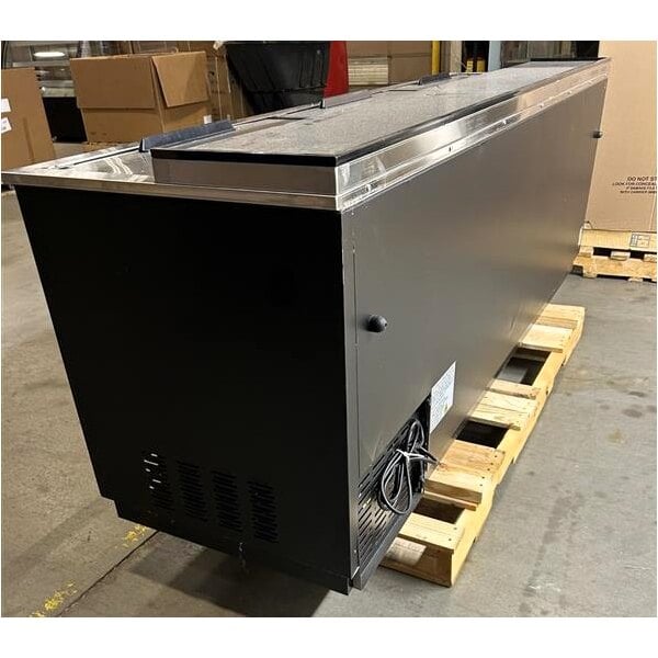 Scratch and Dent Avantco HBB-95-HC 95" Black Horizontal Bottle Cooler