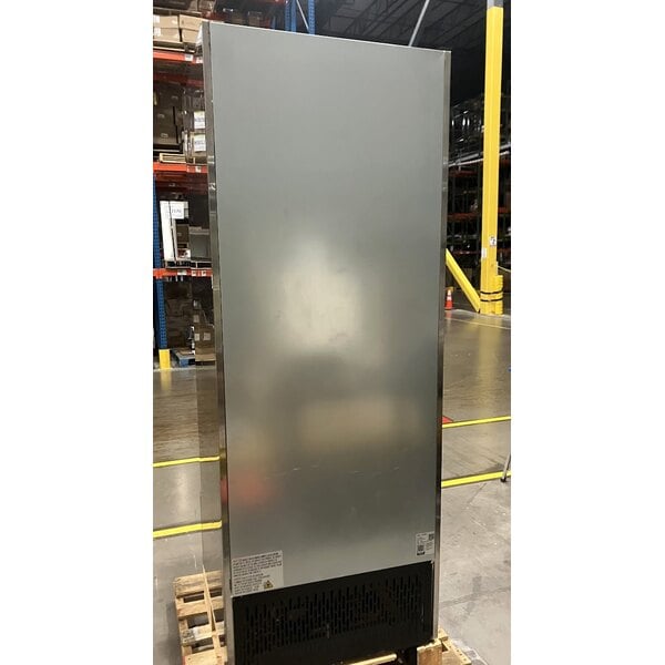 Scratch and Dent Avantco A-23R-HC 29" Solid Door Reach-In Refrigerator
