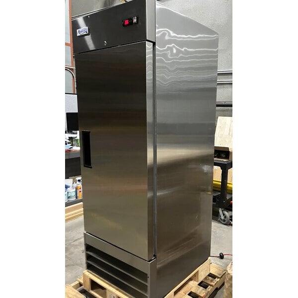 Scratch and Dent Avantco A-23R-HC 29" Solid Door Reach-In Refrigerator