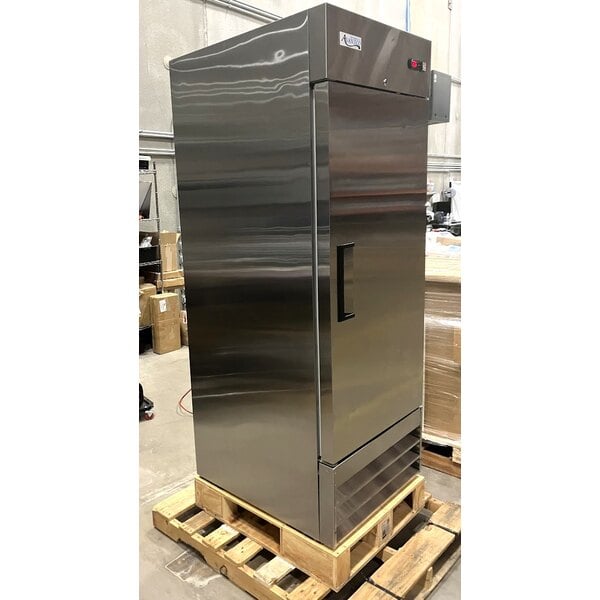Scratch and Dent Avantco A-23R-HC 29" Solid Door Reach-In Refrigerator