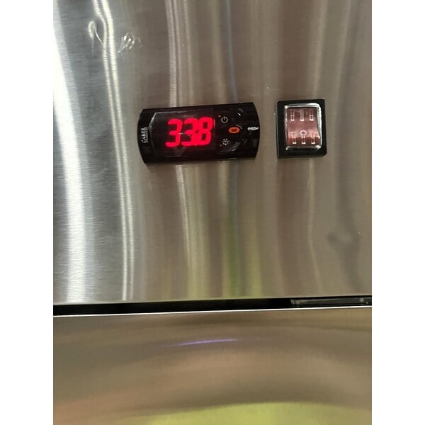 Scratch and Dent Avantco A-23R-HC 29" Solid Door Reach-In Refrigerator