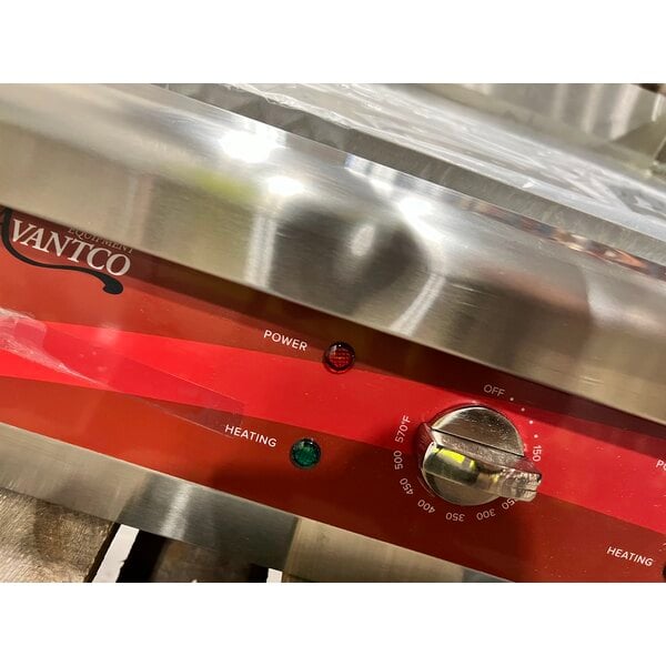 Scratch and Dent Avantco EG24N 24" Electric Countertop Griddle - 208/240V, 2675W-3560W